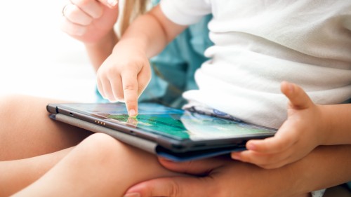 Kind sitzt lange am Tablet zuhause