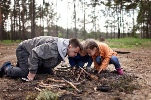Kinder spielen draußen im Wald 